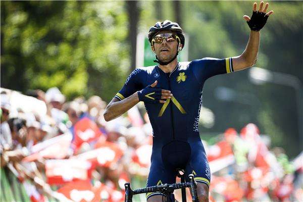 أحد دراجي فريق أكوا بلو