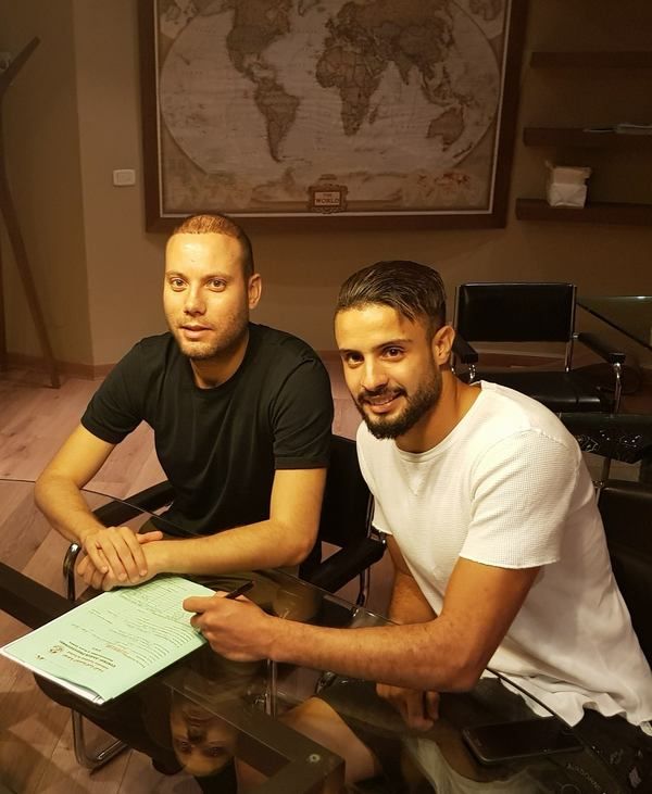 أثناء توقيع العقود