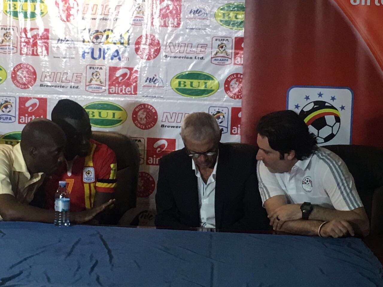 كوبر خلال المؤتمر الصحفي