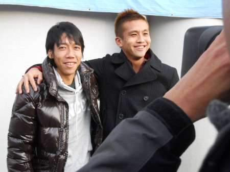 جونيتشي إيناموتو ( يمين ) بجانب زميله الجديد كينغو ناكامورا 