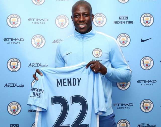 بينجامين ميندي بقميص مان سيتي