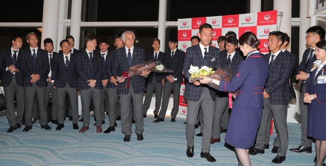 تكريم لاعبي منتخب اليابان في مطار هانيدا قبل السفر إلى السعودية