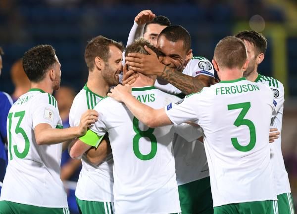 فرحة لاعبي أيرلندا الشمالية 