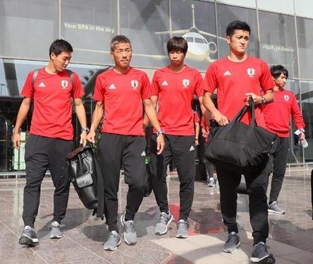 لاعبو اليابان بعد خروجهم من مطار جدة الدولي