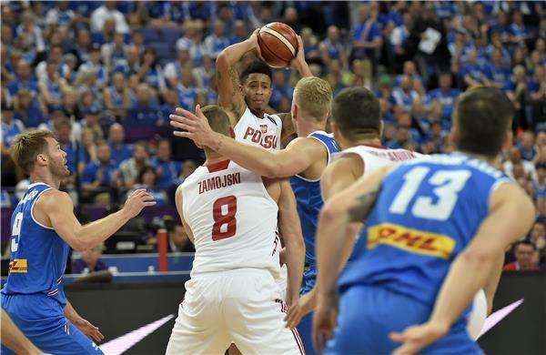 جانب من مباراة بولندا وآيسلندا