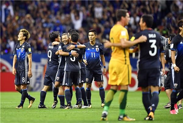 فرحة لاعبي المنتخب الياباني بالفوز على أستراليا