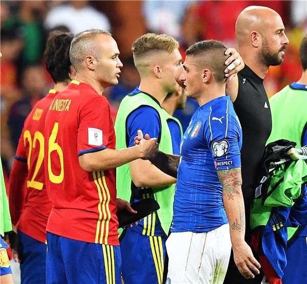 إنييستا يصافح فيراتي