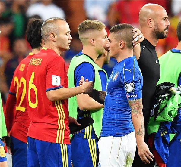 إنييستا يصافح فيراتي