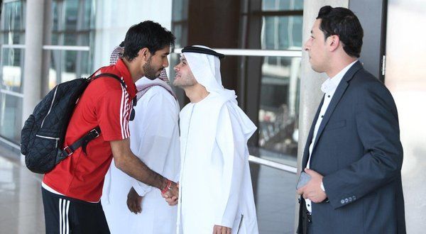 أثناء وصول منتخب الإمارات