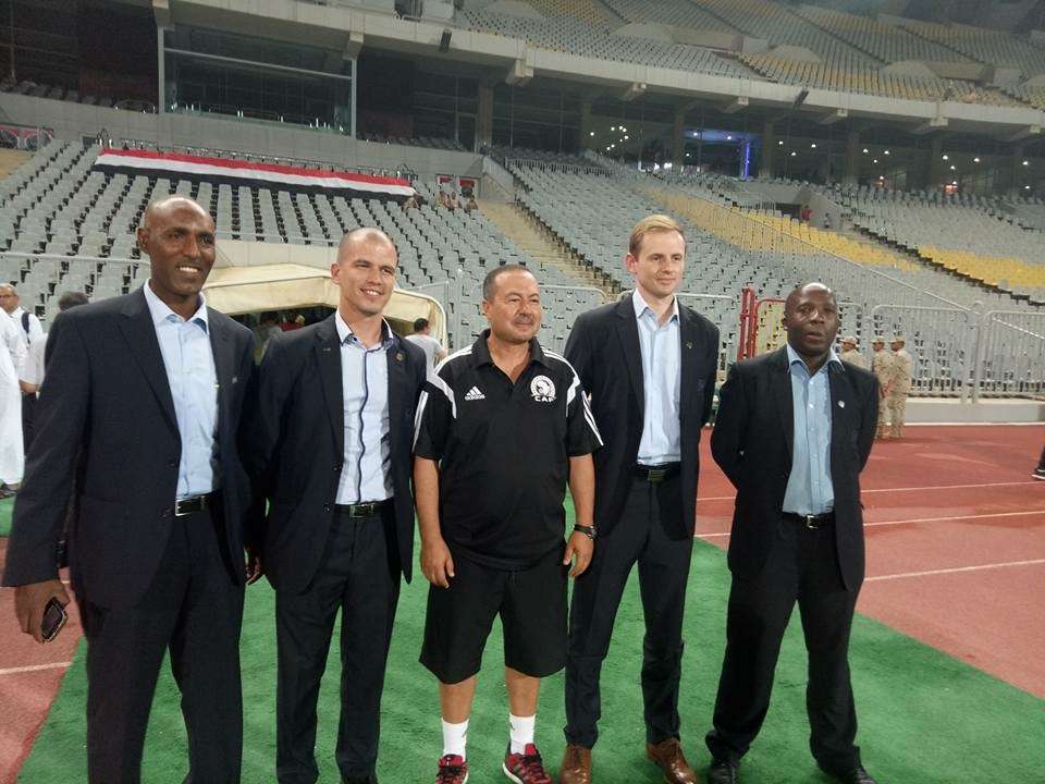 طاقم الحكام أثناء معاينة الملعب