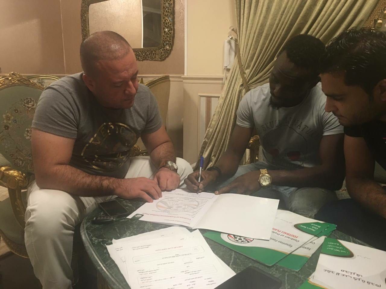 كوفي خلال التوقيع على العقد