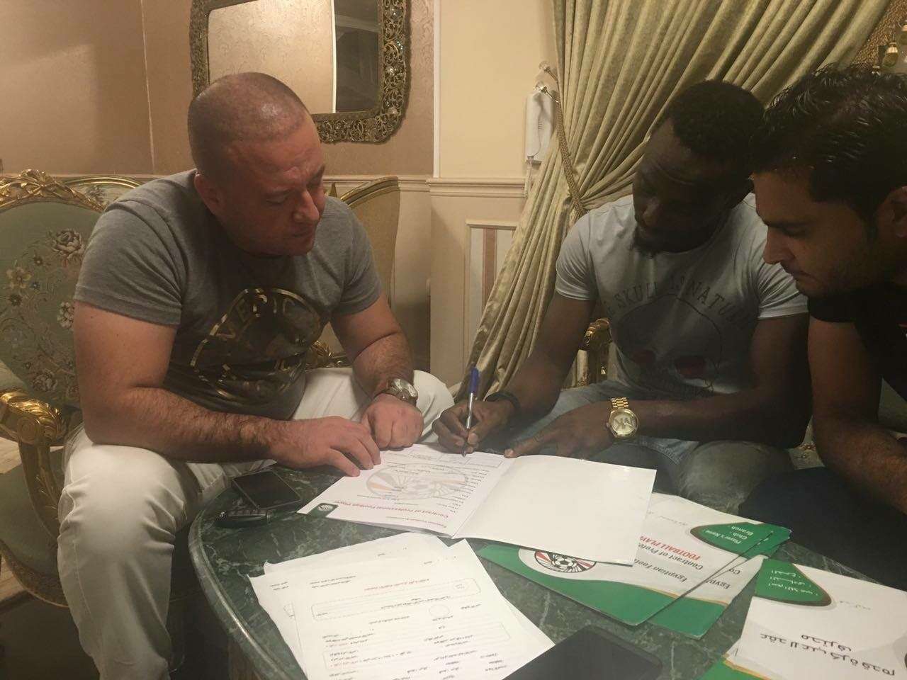 كوفي خلال التوقيع على العقد