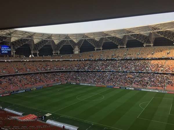 جانب من الجماهير الحاضرة بالملعب 