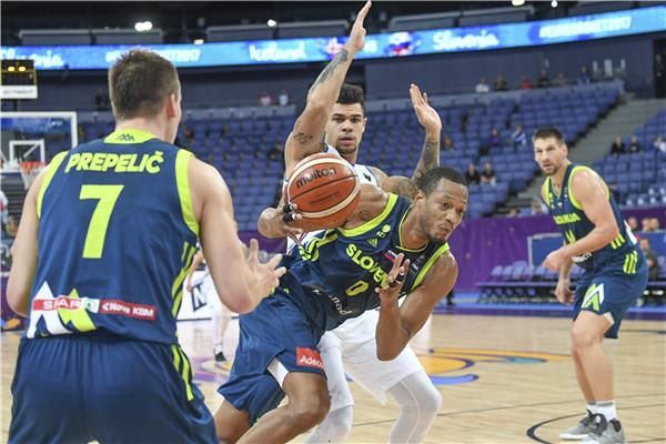 جانب من لقاء سلوفينيا وأيسلندا