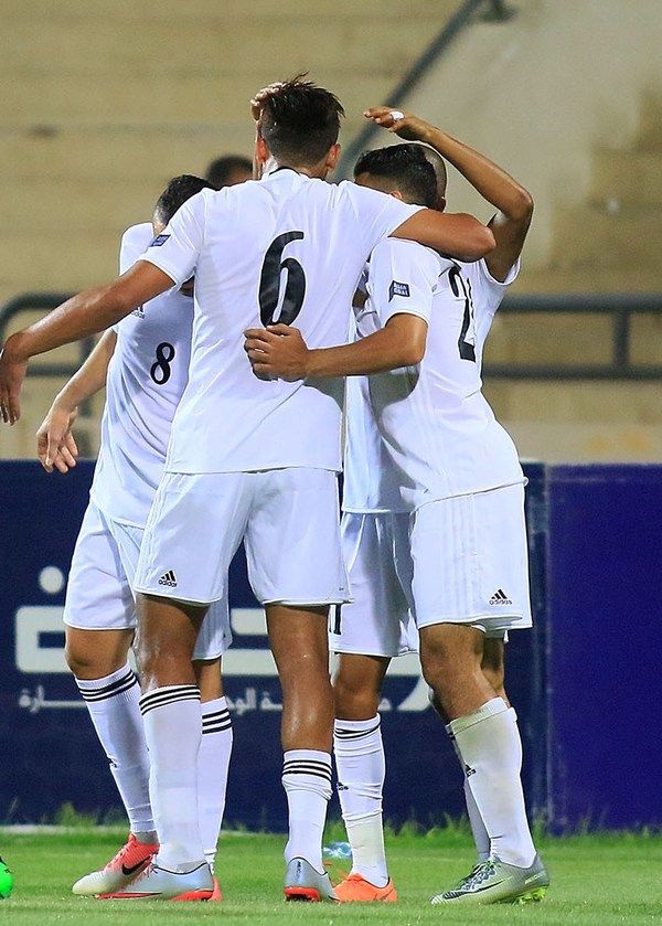 لاعبو منتخب الأردن يتبادلون التهنئة بعد أحد الأهداف