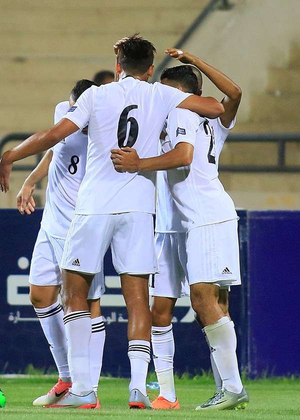 لاعبو منتخب الأردن يتبادلون التهنئة بعد أحد الأهداف