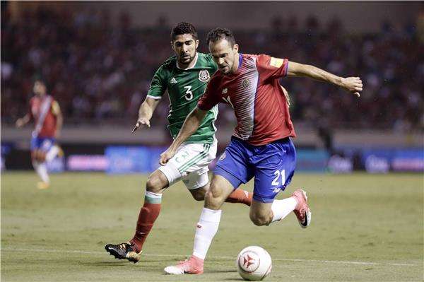 جانب من لقاء المكسيك وكوستاريكا