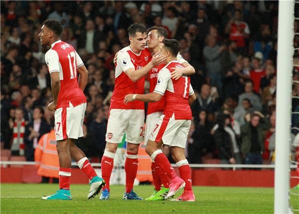 لاعبو ارسنال