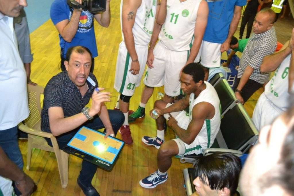خالد يحيى أثناء توجيهاته للاعبين