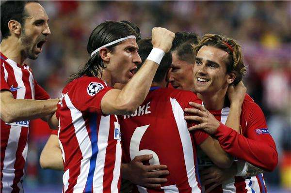 جريزمان مع لاعبي أتلتيكو مدريد