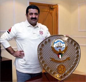 الشيخ احمد اليوسف مع الدرع الجديد