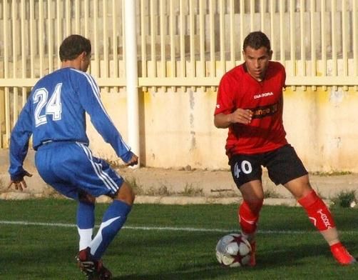 عدي خضر يحاول اجتياز مدافع كفرسوم احمد سمارة