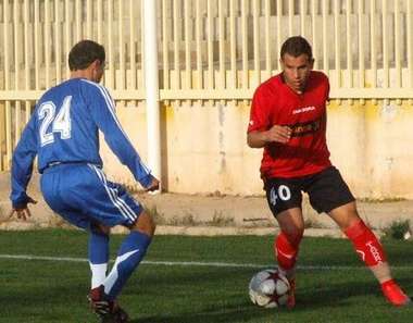 عدي خضر يحاول اجتياز مدافع كفرسوم احمد سمارة