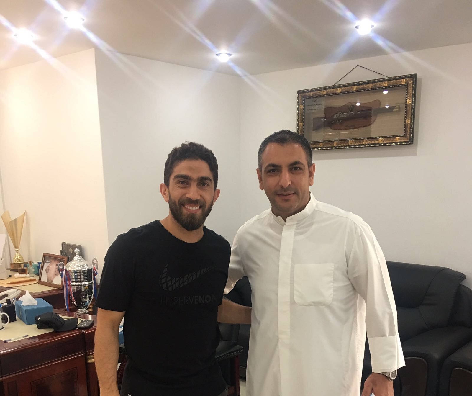  الخطيب مع مدير السالمية بدر الخالدي بعد توقيع العقد