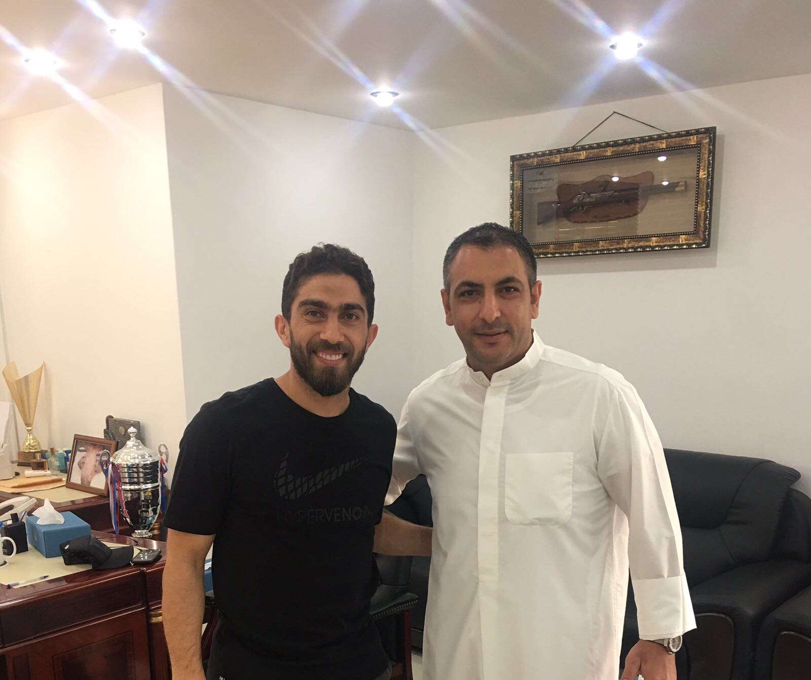  الخطيب مع مدير السالمية بدر الخالدي بعد توقيع العقد