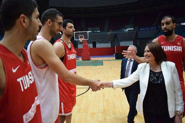 الشارني مع لاعبي منتخب تونس