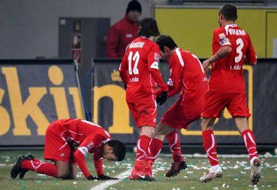 فرحة المغربي عادل الشيحي و زملائه بهدف الفوز