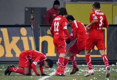 فرحة المغربي عادل الشيحي و زملائه بهدف الفوز