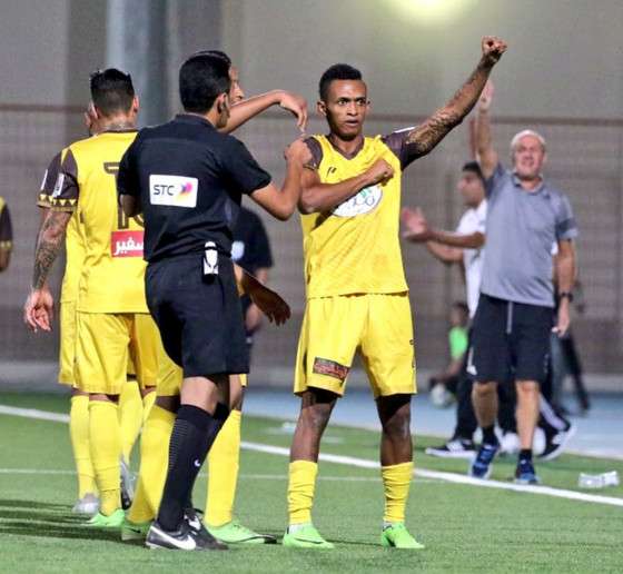 أحد يهاجم التحكيم