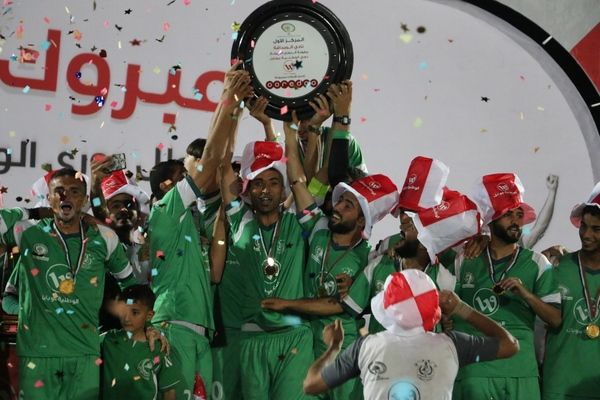  الصداقة يرفع درع الدوري العام