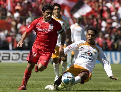 نايلسون لاعب تولوكا في صراع مع عمر سيرانو