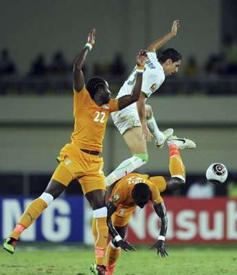 الجزائري كريم مطمور في صراع كروي مع لاعبين من ساحل العاج