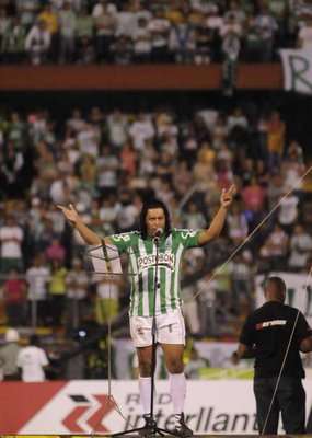 هيجيتا أثناء تقديمه التحية للجماهير في مباراة إعتزاله