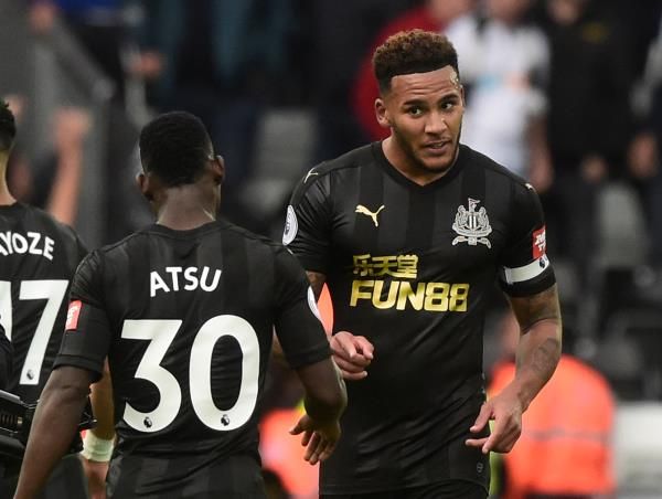 فرحة لاعبي نيوكاسل