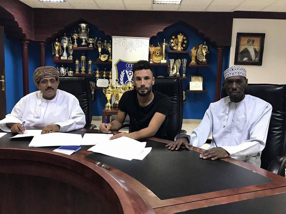 سدير أثناء التوقيع للنصر العماني