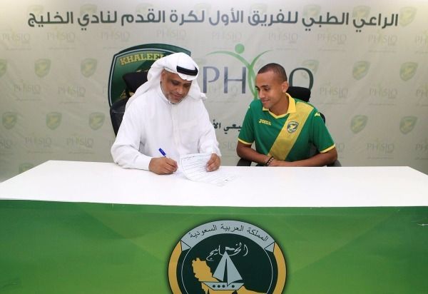  وليد عطا أثناء التوقيع 