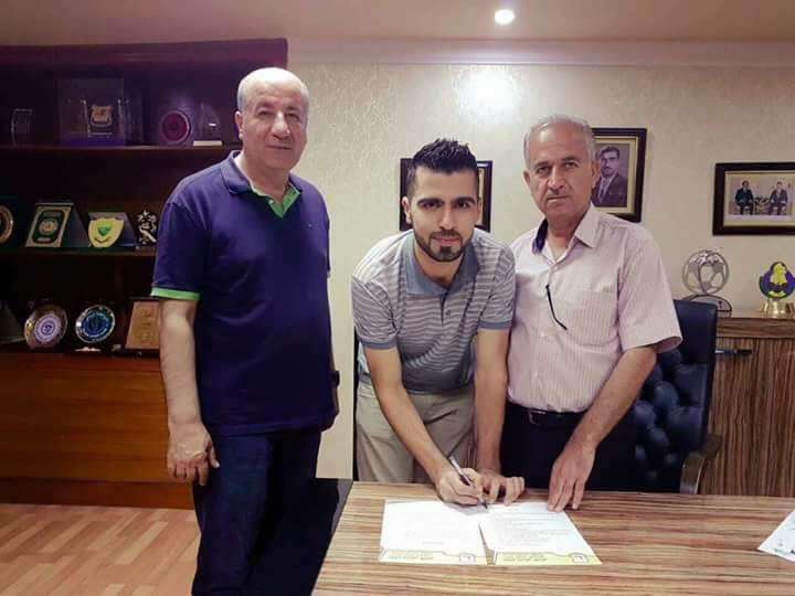 نياز محمد أثناء التوقيع لأربيل