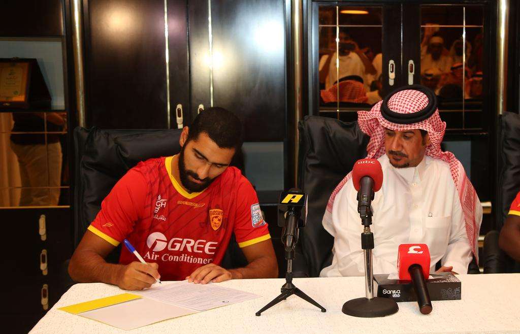  محمد مثناني أثناء التوقيع 