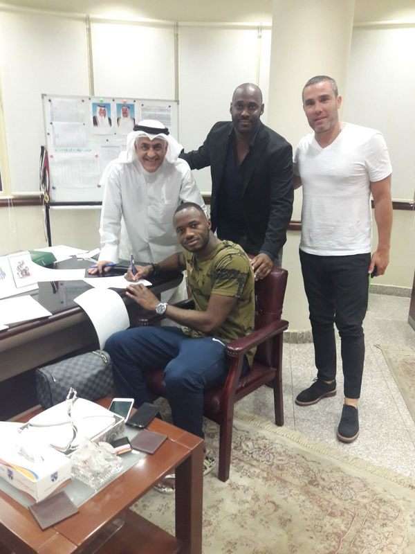 عمر دياكيتي أثناء التوقيع