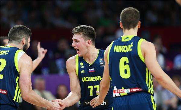 فرحة لاعبي سلوفينيا