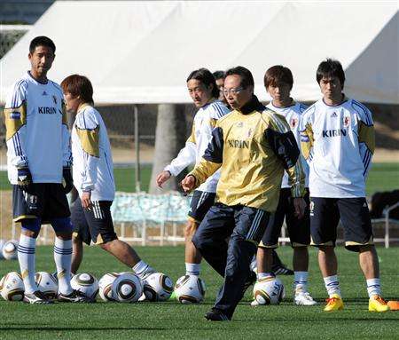 مدرب المنتخب الياباني السيد أوكادا في تدريبات معسكر إيبوسوكي