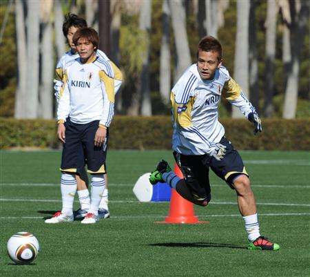 جونيتشي إيناموتو في تمرين اليوم بحذائه الجديد