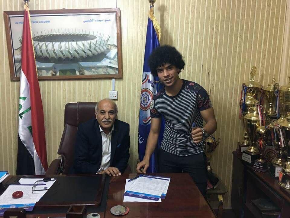 حيدر ساري خلال التوقيع