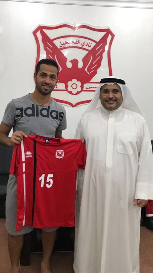 منذر رجا بعد توقيعه على العقود