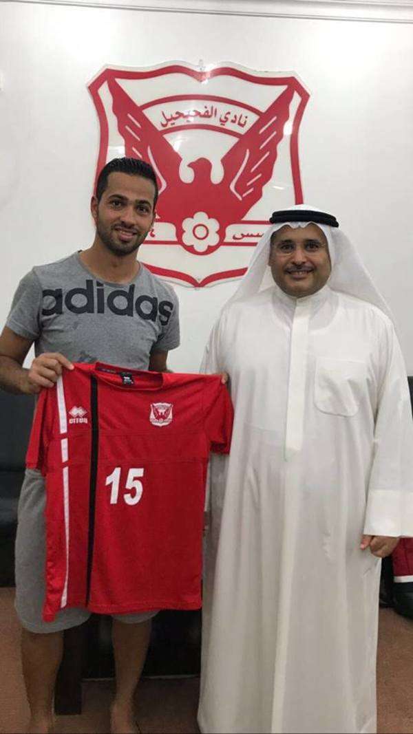 منذر رجا بعد توقيعه على العقود