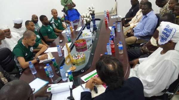 جانب من الاجتماع الفني قبل المباراة